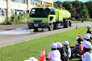 散水車のデモンストレーション