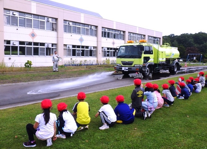 散水車のデモンストレーション