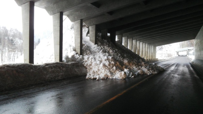 国道40号音威子府村物満内　雪崩状況