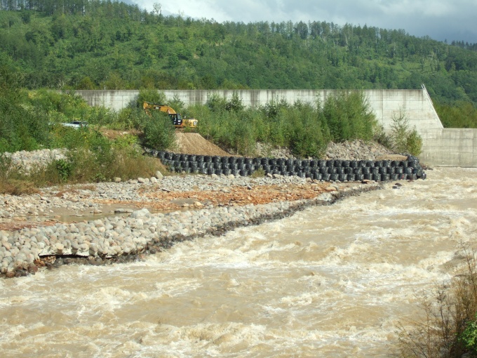 美瑛川第8号堰堤護岸復旧状況