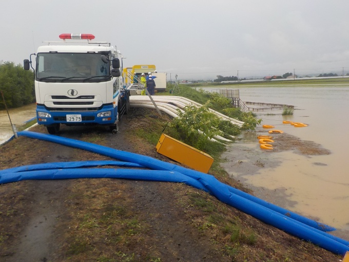 タヨロマ川での排水ポンプ車による排水作業状況