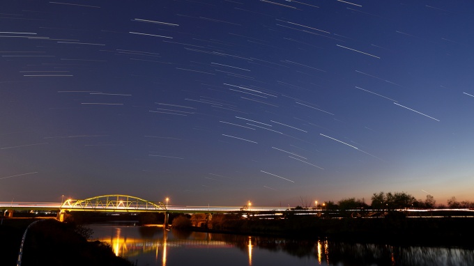 6：　天塩川と星空(曙橋　11月)