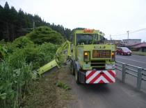 除草車で除草中の写真