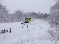 除雪トラックで車道除雪中の写真