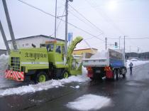 ロータリ除雪車で排雪している写真