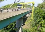 橋梁点検車で橋梁を点検中野写真