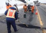 道路舗装のパッチング作業の写真