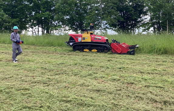 草刈機（大型遠隔操縦式）による堤防除草の状況
