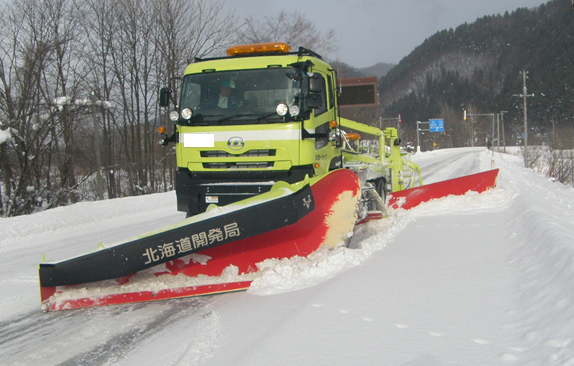 除雪トラック（サイドウイング装置）による歩道除雪状況