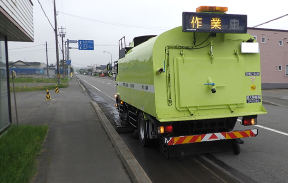 路面清掃車による路面清掃状況