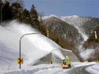 ロータリ除雪車による除雪作業の写真