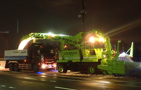 ロータリ除雪車（一車線積込型）による運搬排雪状況