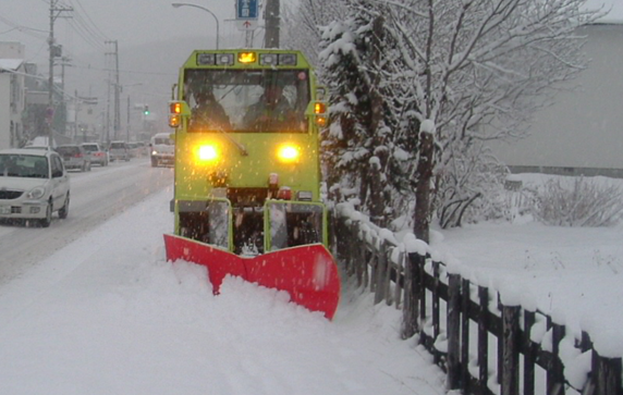 小形除雪車（ブレード装置）による除雪状況