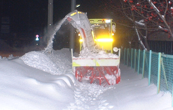 小形除雪車（ロータリ除雪装置）による投雪状況