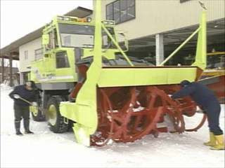 除雪車の点検をしている様子の写真