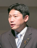 青山　剛　氏