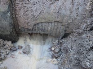 突発事故により漏水した用水路