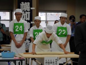 北海道幌加内高等学校の蕎麦打ちの様子