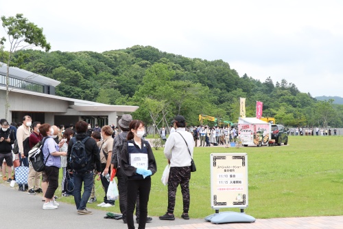 スペシャルトークイベントに並ぶ様子（体験学習館）