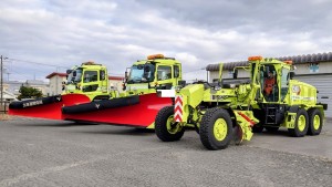 本格的な降雪シーズンに備えて新しい除雪トラックを準備。 