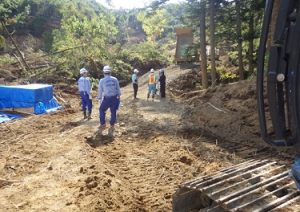 胆振東部地震による被災現場復旧作業の現地監督の写真