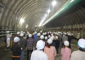 室蘭工業大学の学生による現場見学会の写真