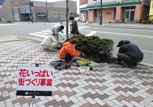 華花倶楽部の皆さんと職員で植栽活動を実施