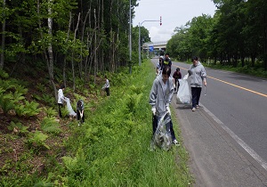 野口観光ホテルプロフェッショナル学院生とともに国道276号の清掃活動を実施