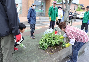 みついし花遊会の皆さんと職員で植栽活動を実施