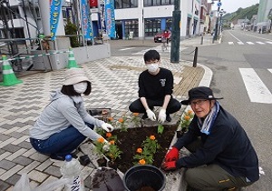 華花倶楽部の皆さんと職員で植栽活動を実施