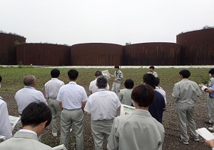 土木技術者初級研修（河川）の現地見学にて事業概要の説明を行った 