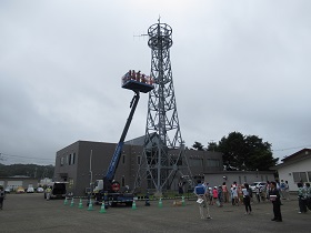 町内の小学生を対象に道路維持・除雪用機械見学会を実施。