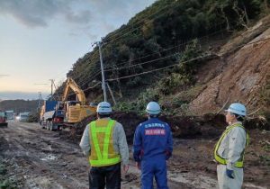 国道336号様似町鵜苫で発生した土砂崩れ現場の復旧作業