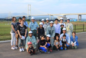 白鳥大橋を背景に…記念写真