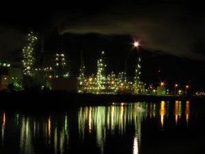 「崎守埠頭からJX室蘭製造所と十六夜月」の写真