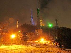 「唐松平公園からの測量山ライトアップ」の写真