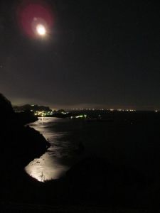 「半月とマスイチの海の光」の写真