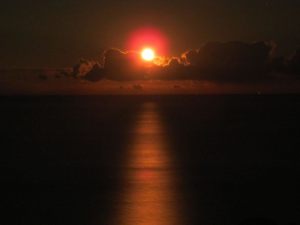 「トッカリショ浜からの月の出」の写真