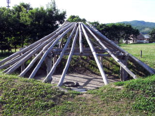 骨組みだけの縦穴住居