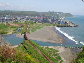 新冠町の街並と海岸線を臨む