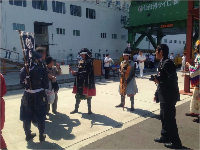 仙台港での乗船セレモニー：地元の伊達武将隊の方々によるお見送り　中野埠頭1号岸壁