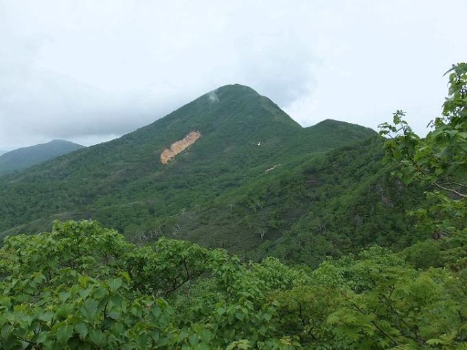 オロフレ山を左手に見ながら歩く（6月撮影）