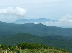 樽前山と風不死岳（6月撮影）