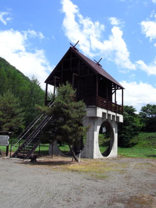 高床式の保存施設