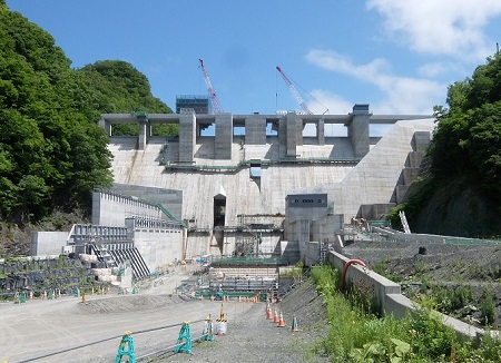 平取ダム堤体建設工事　全景