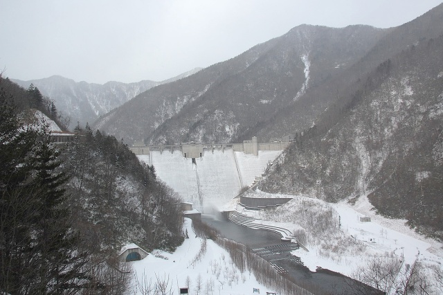 冬のダム