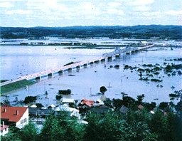 大氾濫の十勝川に浮く茂岩橋