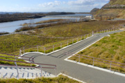 千代田堰堤の見学テラスへの園路の写真