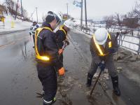 人力による路面の水切り作業