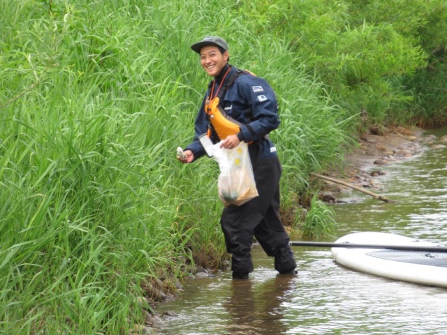 水辺でゴミ拾い